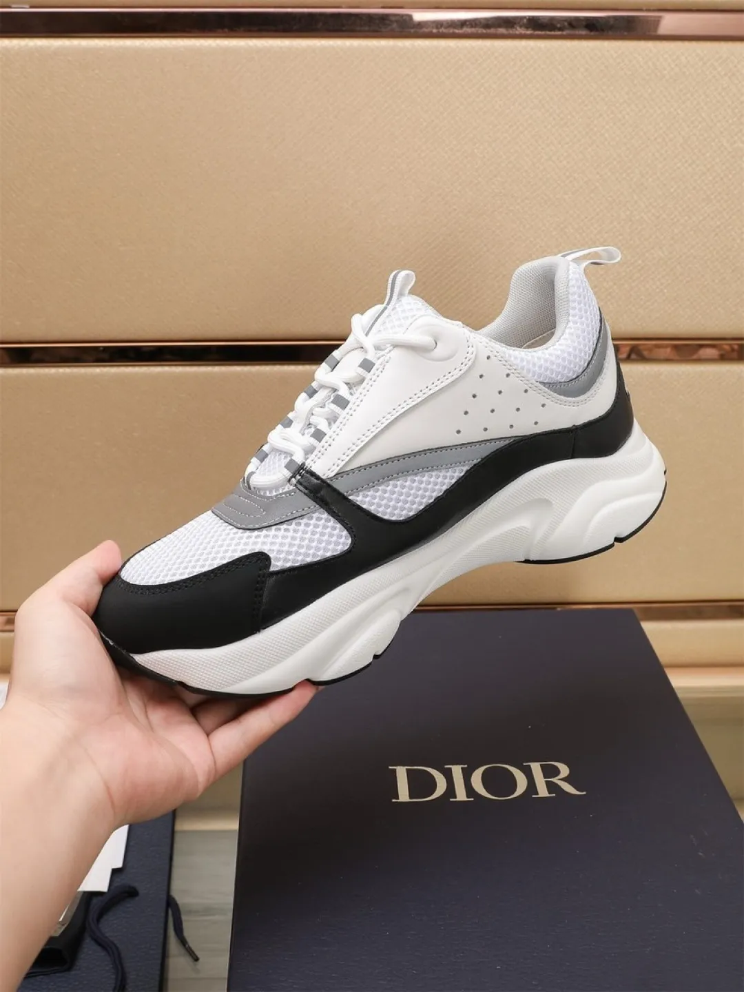 Men's shoes 💰P460💰【Dior】Dior✨ is online at the same time👏 This casual sneaker is a new product in the series and continues Di*r's classic style. The upper is made of original mesh and cow leather, with a two-color textured outsole, and the brand's iconic details on the rear collar and heel to enhance the style. Fashionable and versatile. Wear it with jeans or slacks for a casual look. Size: 38-44 (45 customized)